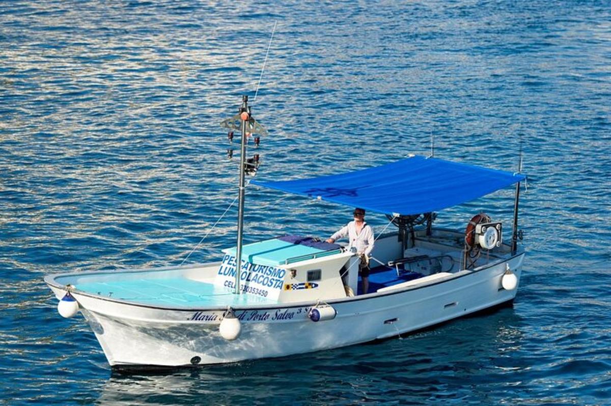 um homem em pé em um barco na água