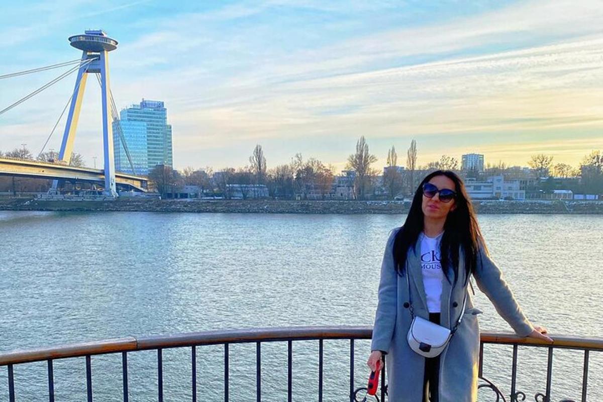 una donna in piedi accanto a uno specchio d'acqua