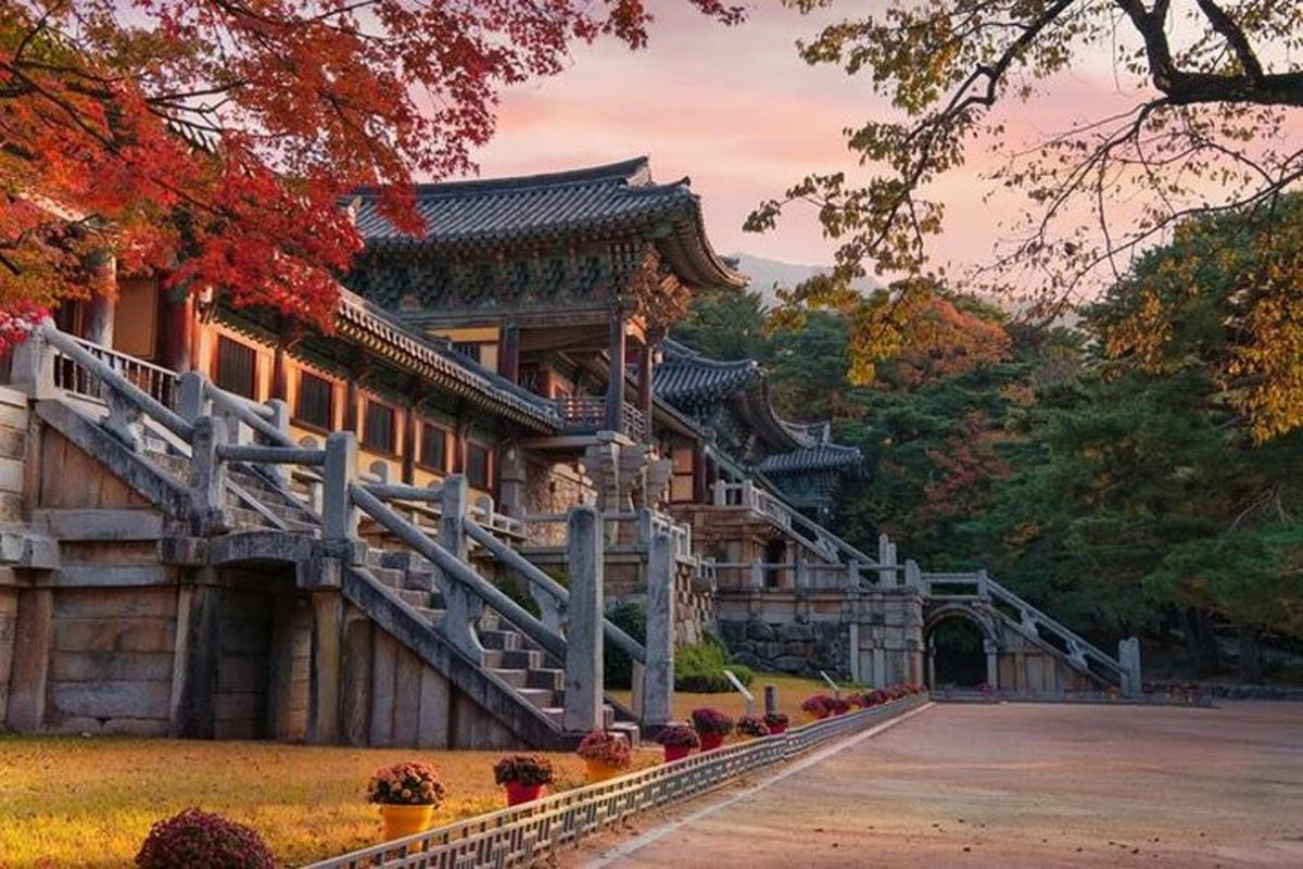 um edifício asiático com escadas e um portão