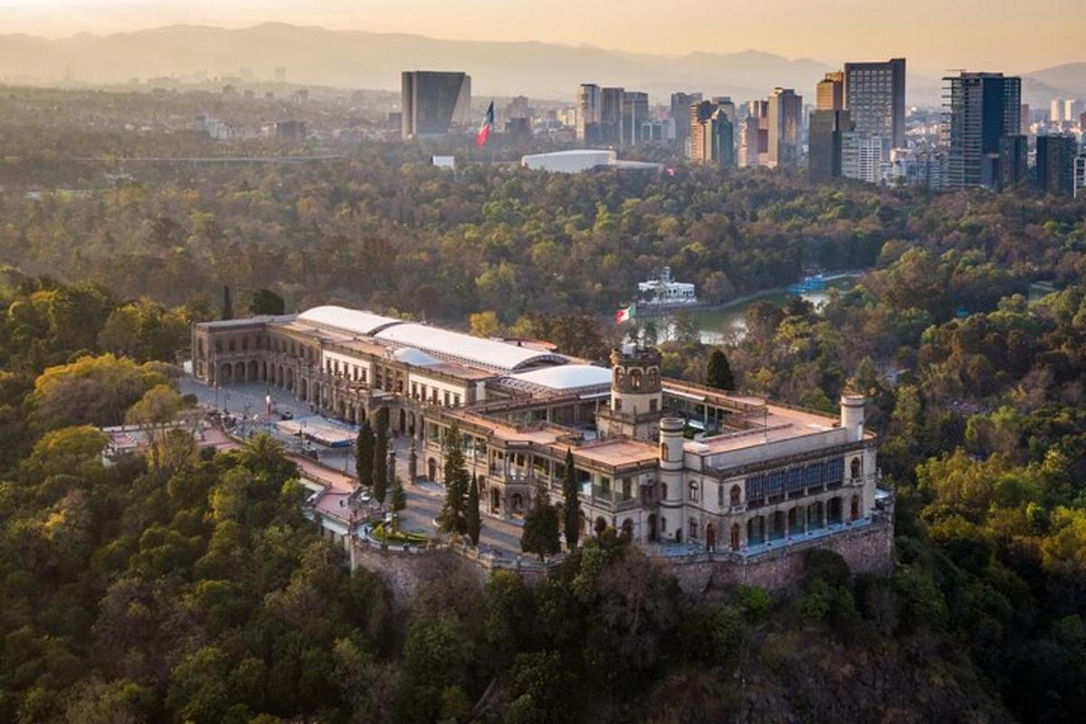 uma vista aérea de um edifício com uma cidade ao fundo