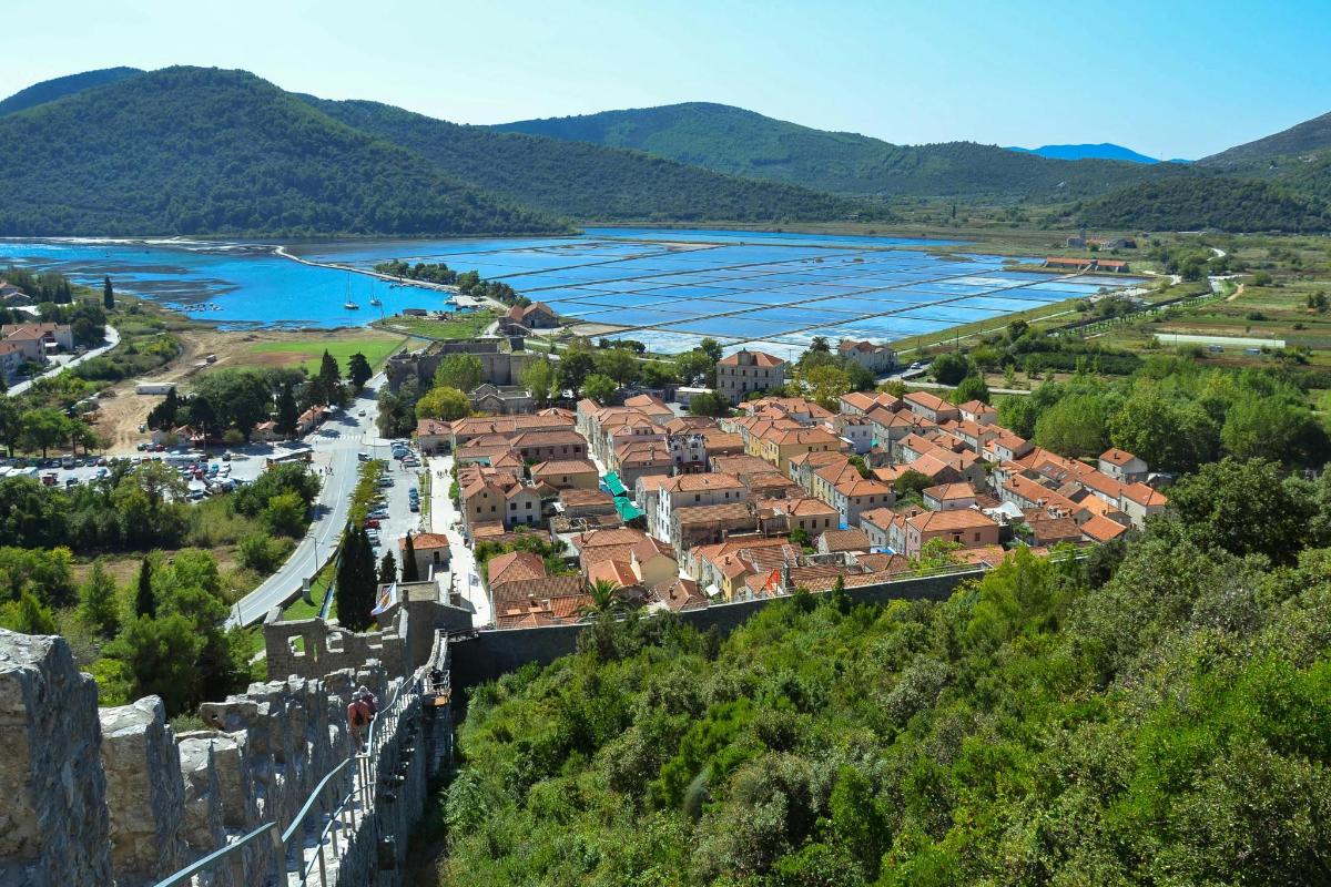 μια εναέρια άποψη μιας πόλης και ενός ποταμού