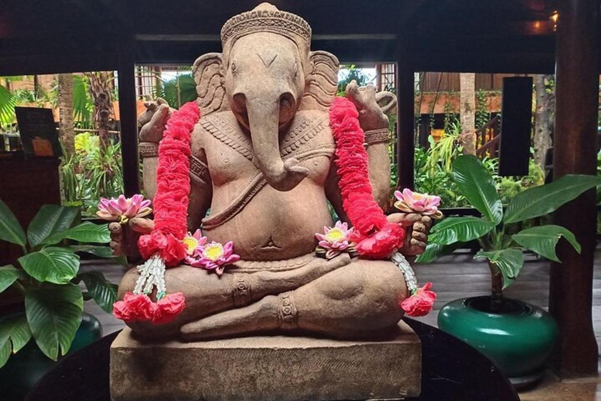 patung gajah yang sedang duduk di atas meja