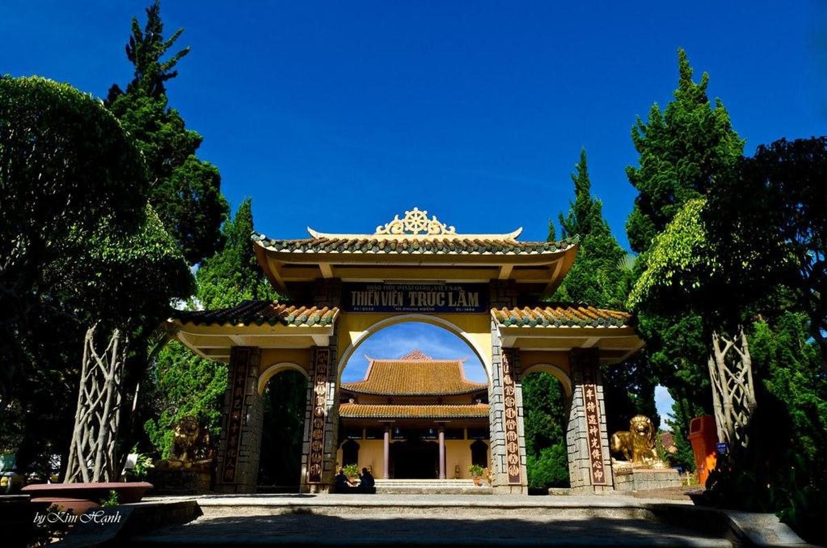 um edifício com um arco em um parque