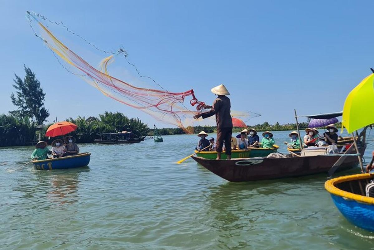 un gruppo di persone su barche in acqua