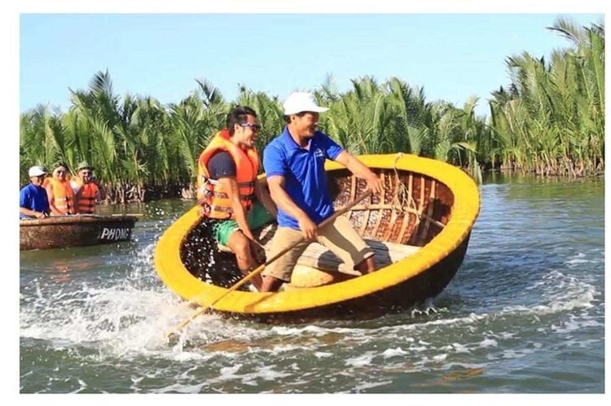 un gruppo di persone su una banana boat in acqua
