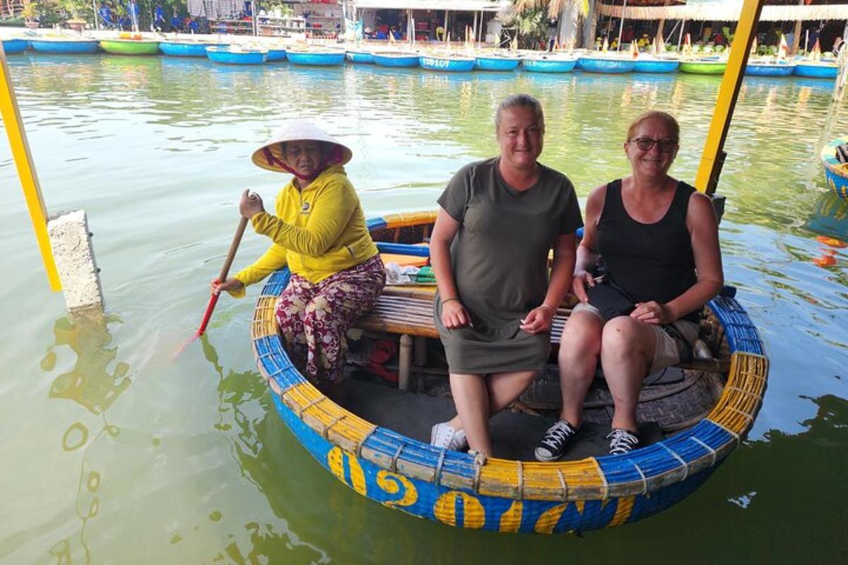 tre persone sedute su una barca in acqua