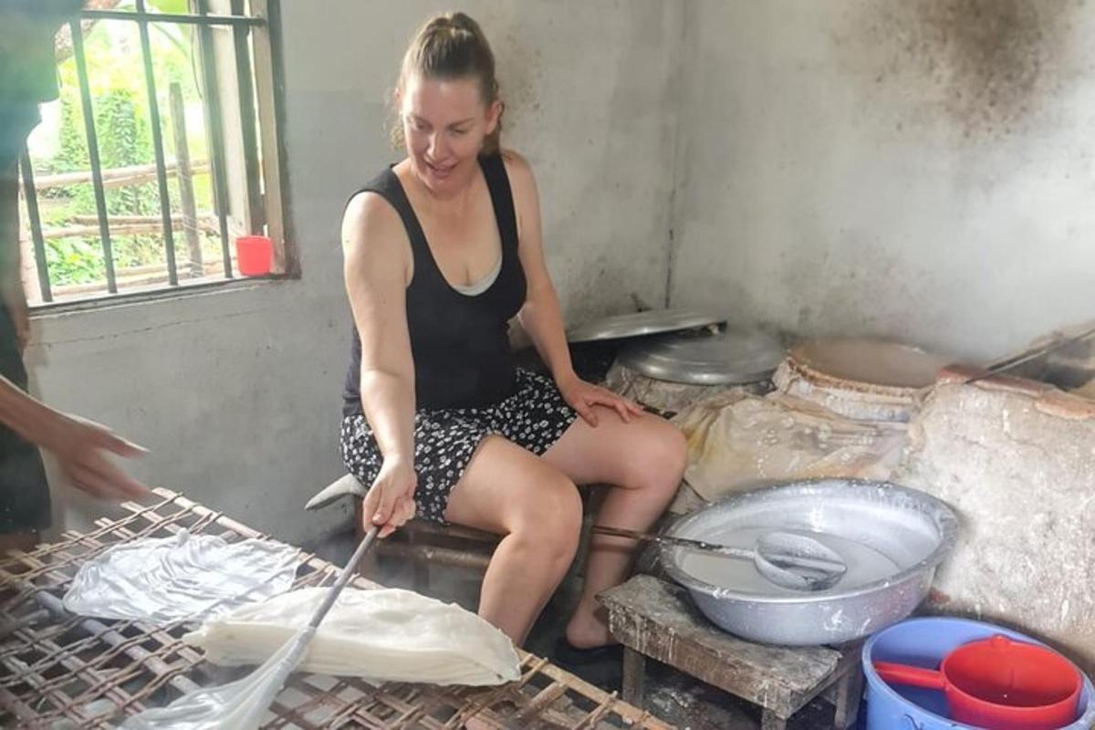 egy nő grillen süti az ételt