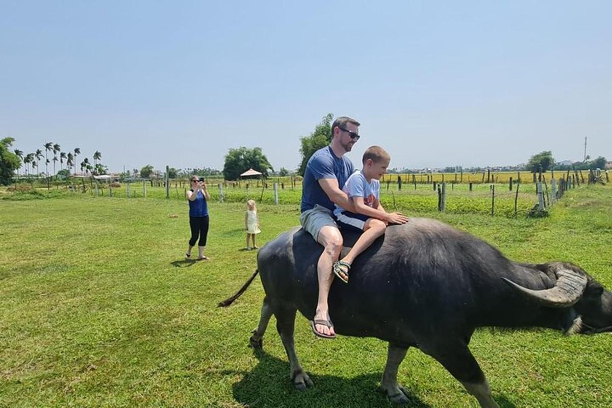 un uomo e un ragazzo a cavallo di un animale finto