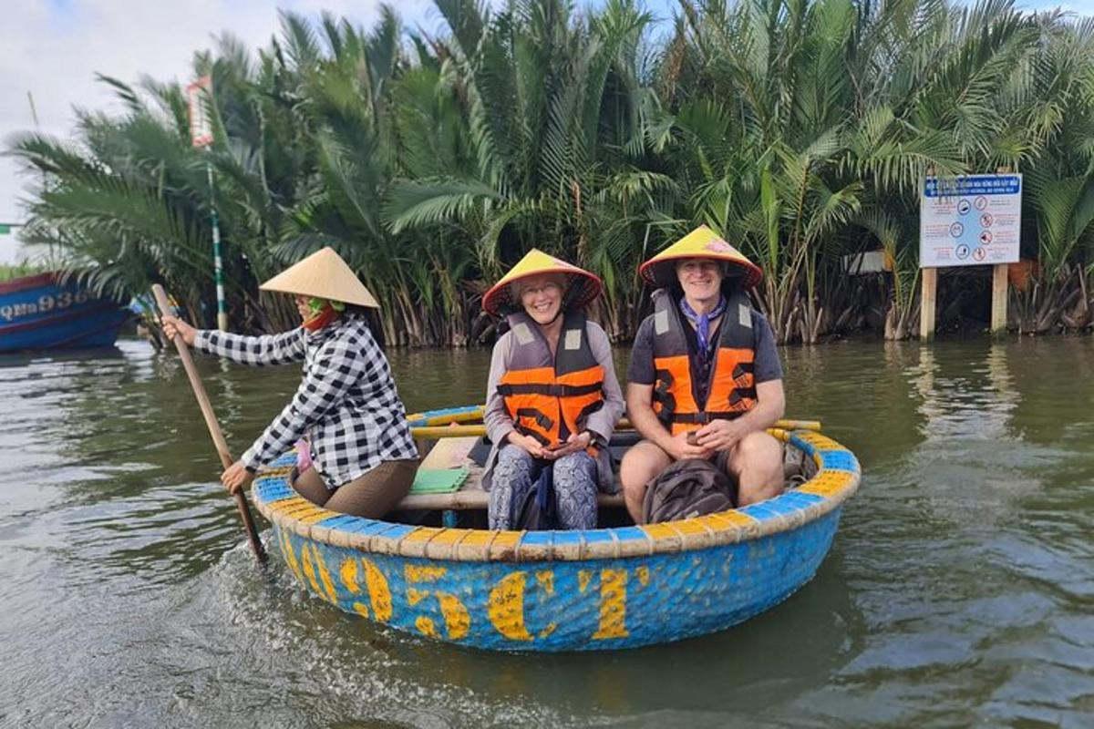un gruppo di persone su una barca su un fiume