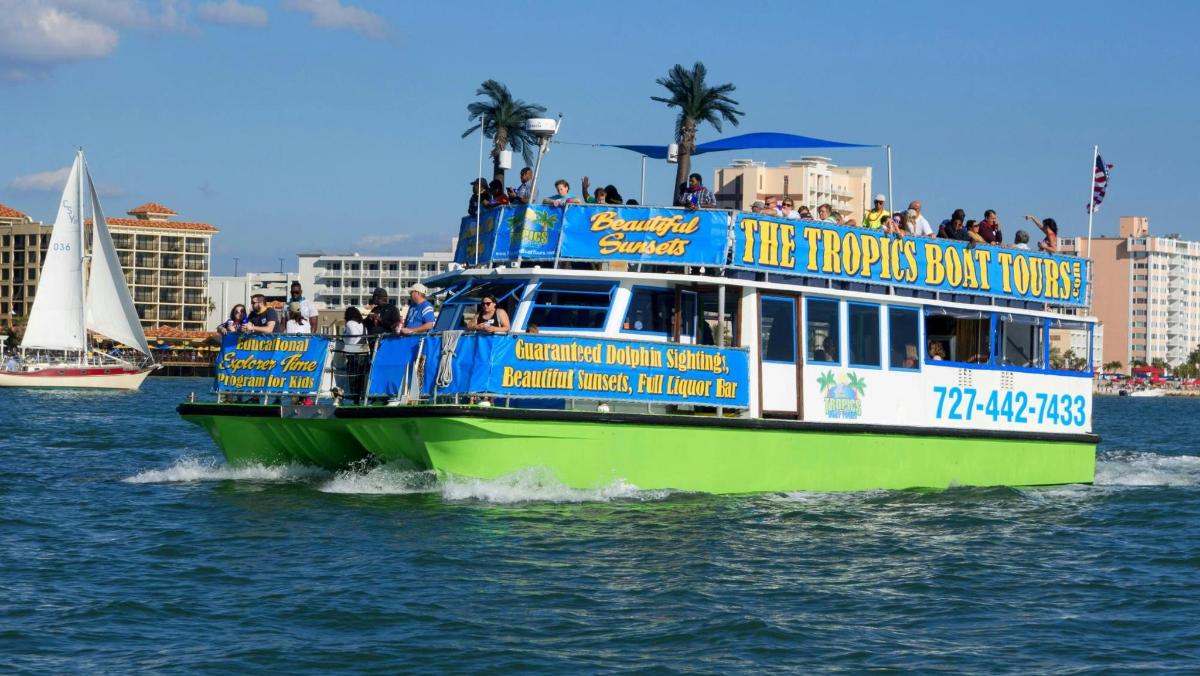 Un barco turístico en el agua con gente a bordo.