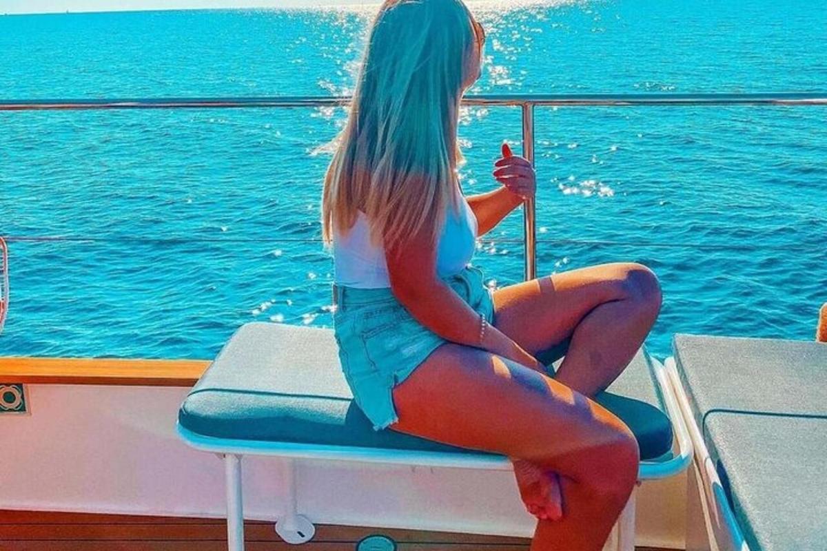 жена, седнала на лодка във водата