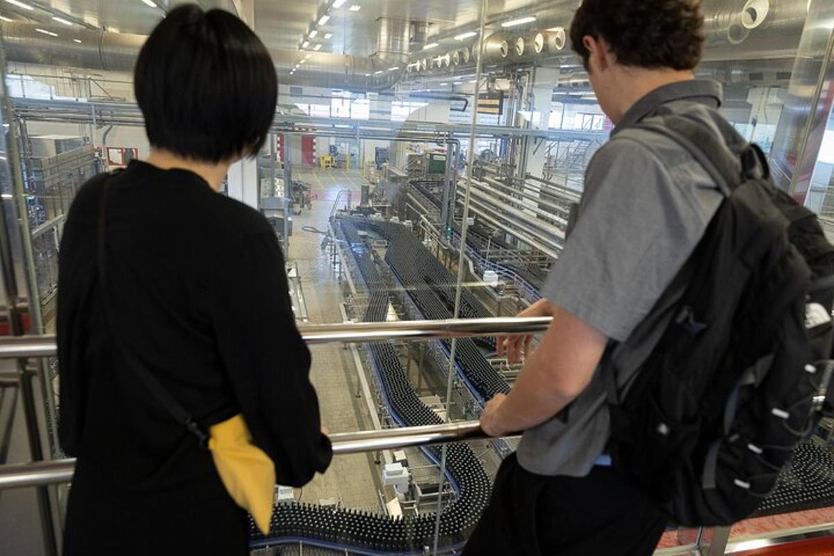 duas pessoas olhando pela janela de uma estação de trem
