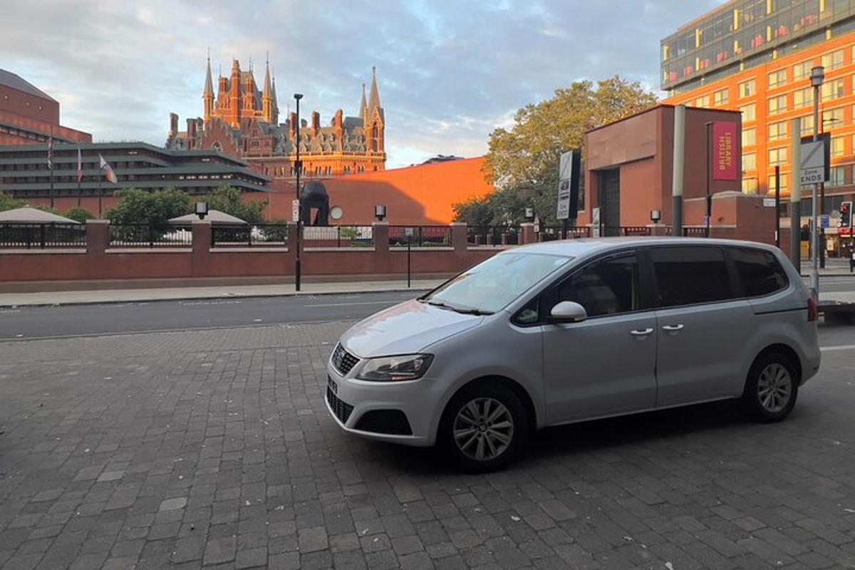 un minivan argentato parcheggiato su una strada di una città