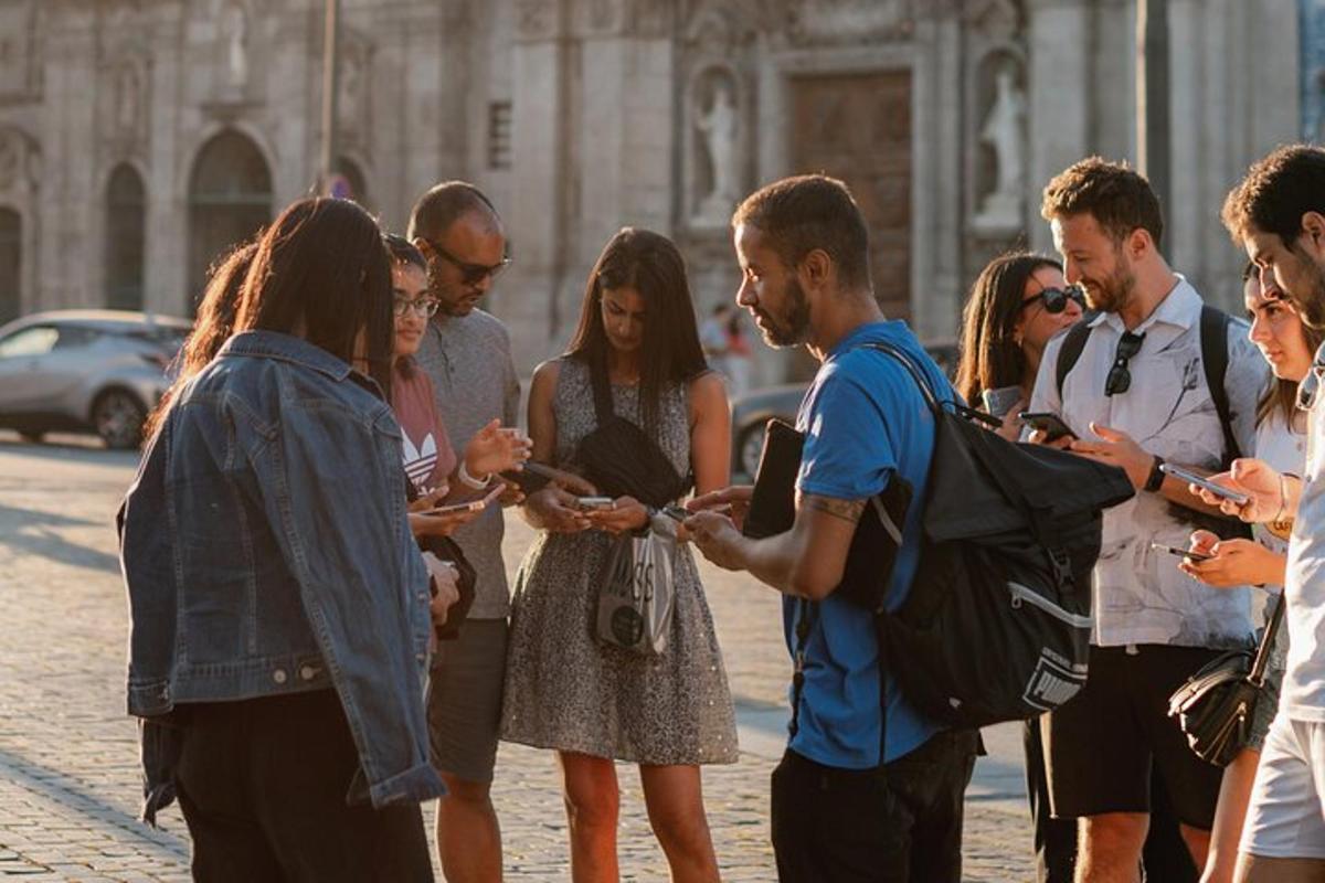 skupina lidí stojících na ulici a dívajících se do svých mobilních telefonů