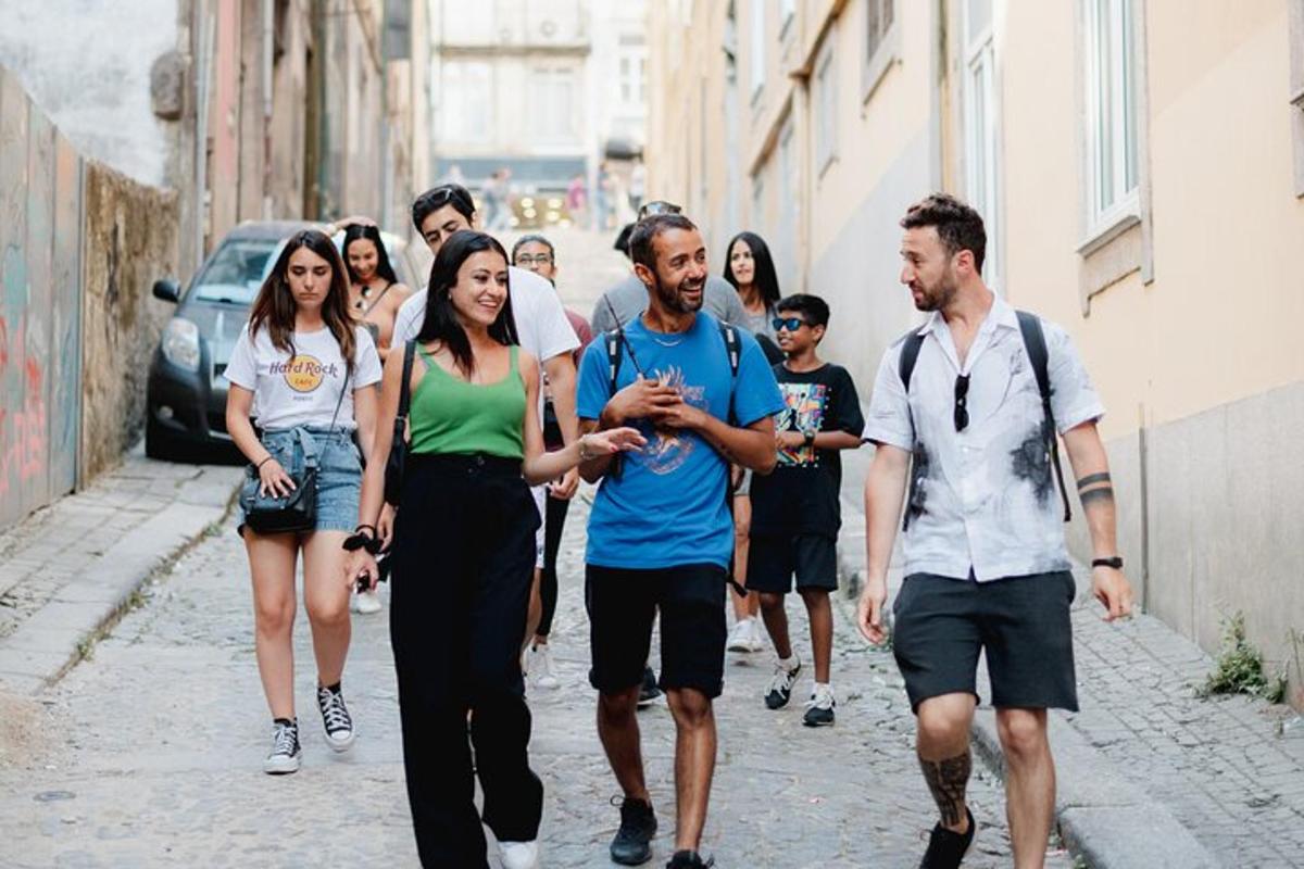 skupina lidí jdoucích po ulici