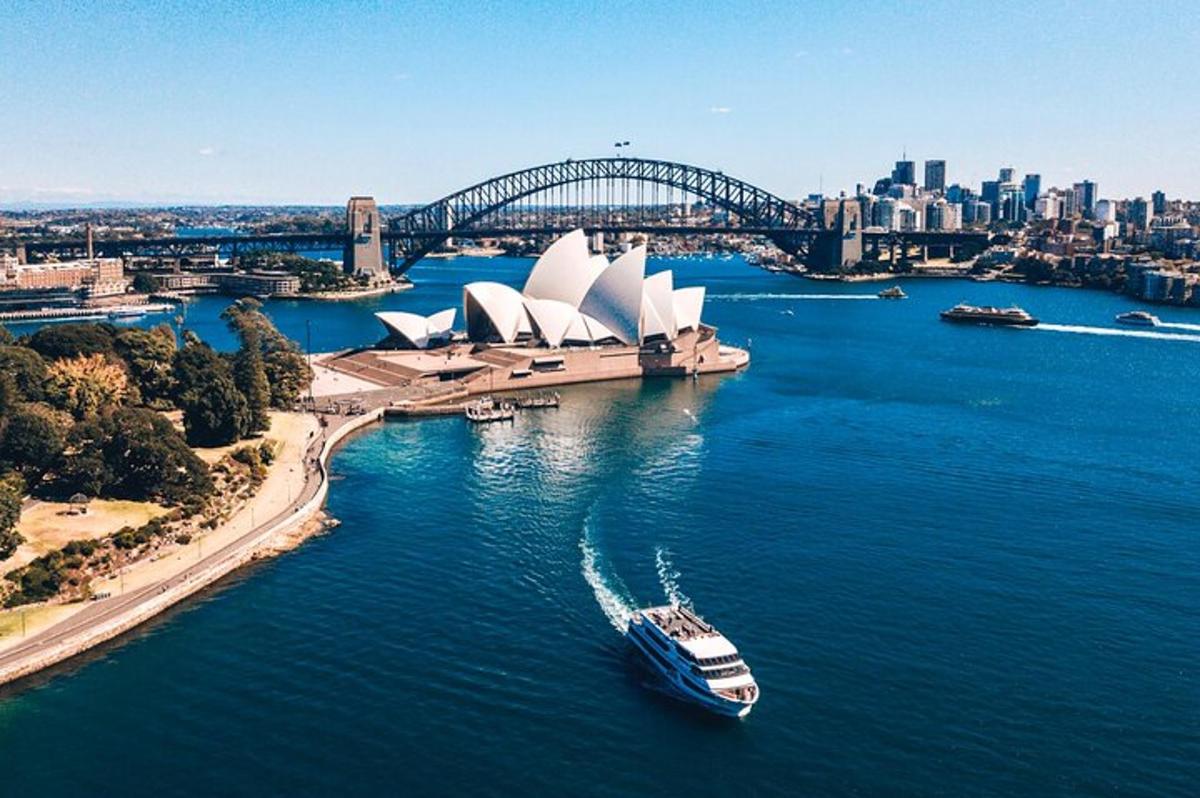 una barca in acqua di fronte al teatro dell'opera di Sydney