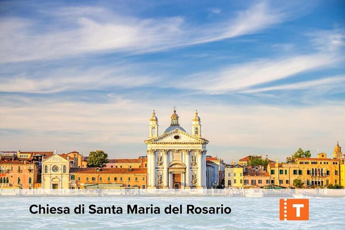 un edificio con una torre dell'orologio di fronte a una città
