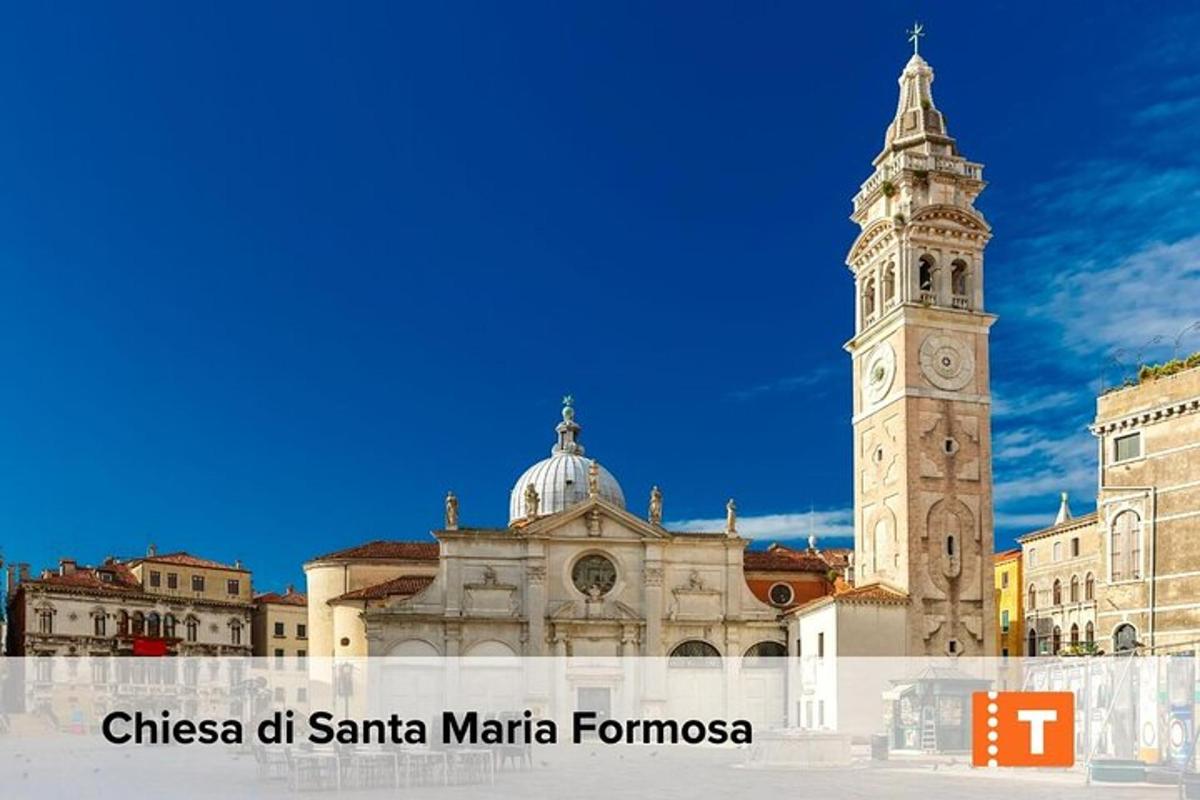 una chiesa con una torre dell'orologio di fronte a un edificio
