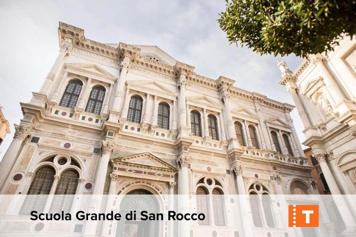 un grande edificio con le parole "saalo grandid mi sanroc"