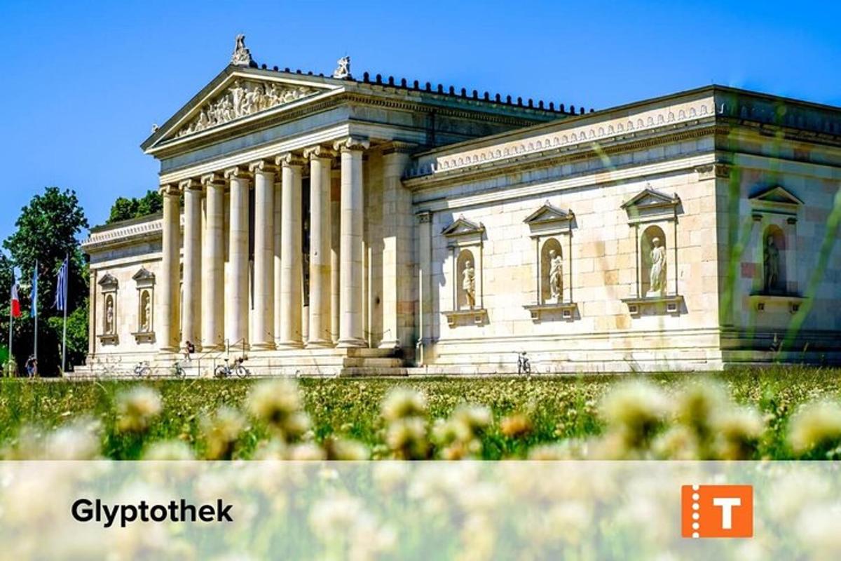велика будівля з колонами перед нею