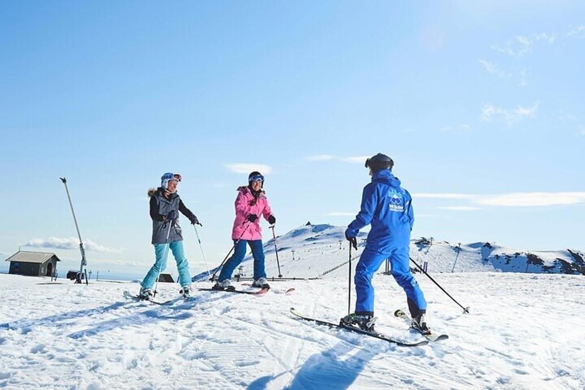 un grup de tres persones amb esquís a la neu