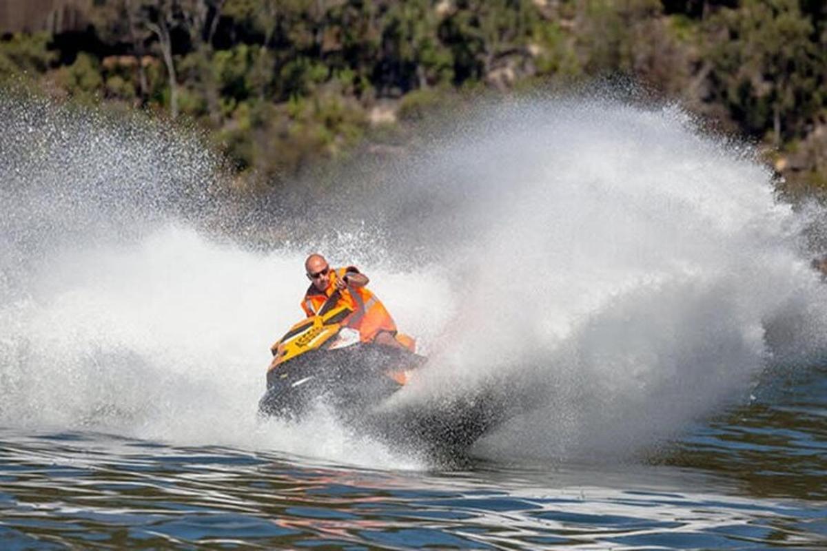 seorang lelaki menaiki jet ski di dalam air