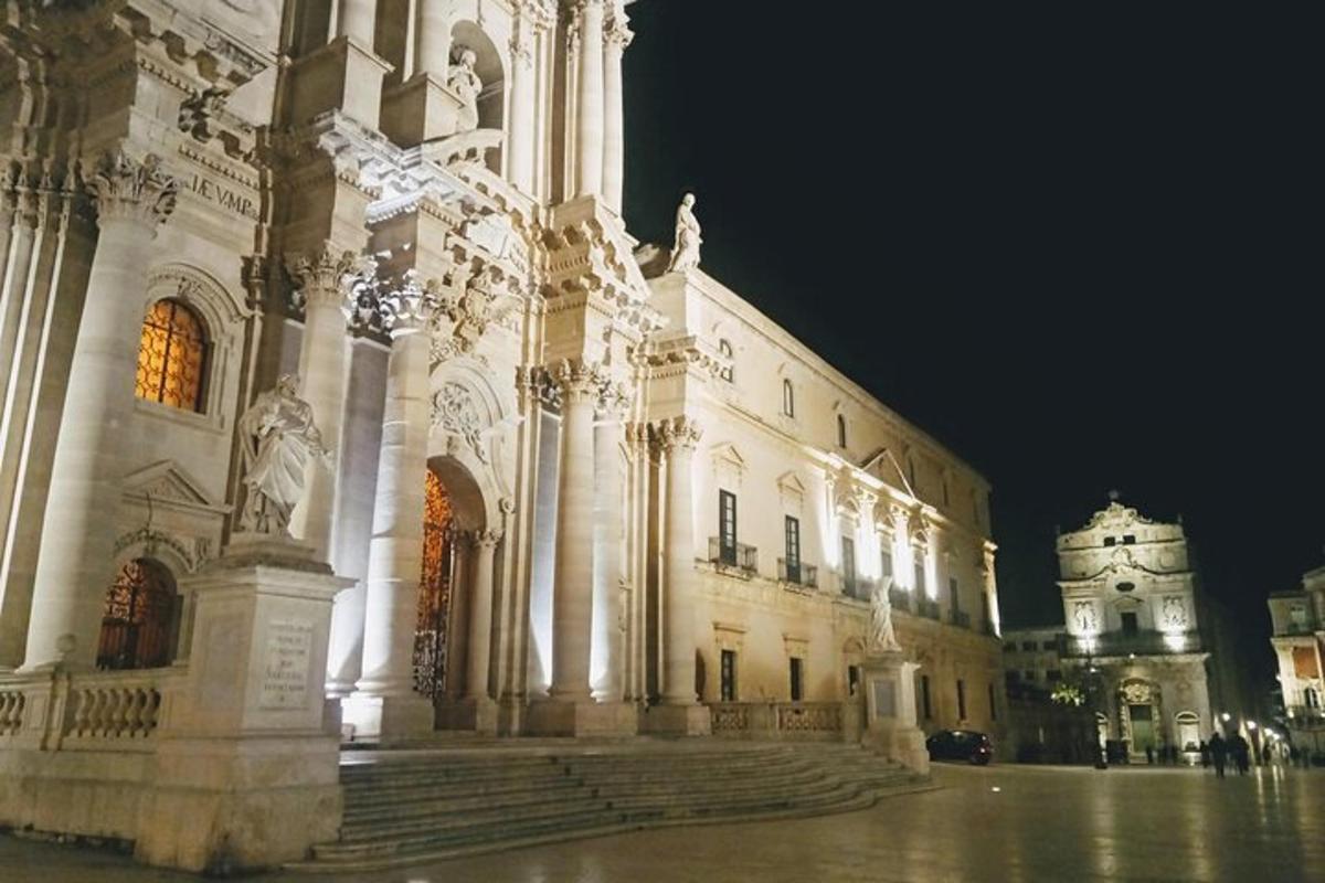 um grande edifício com escadas na frente à noite
