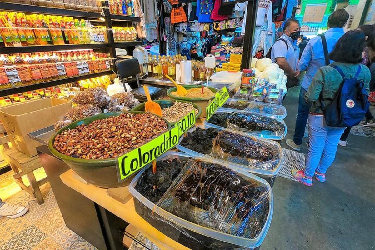 ตลาดที่มีอาหารหลากหลายชนิดจัดแสดง