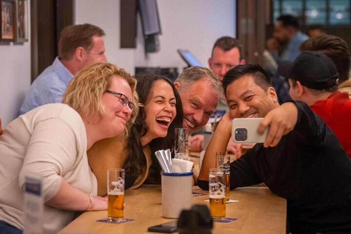 um grupo de pessoas sentadas à mesa tirando uma foto
