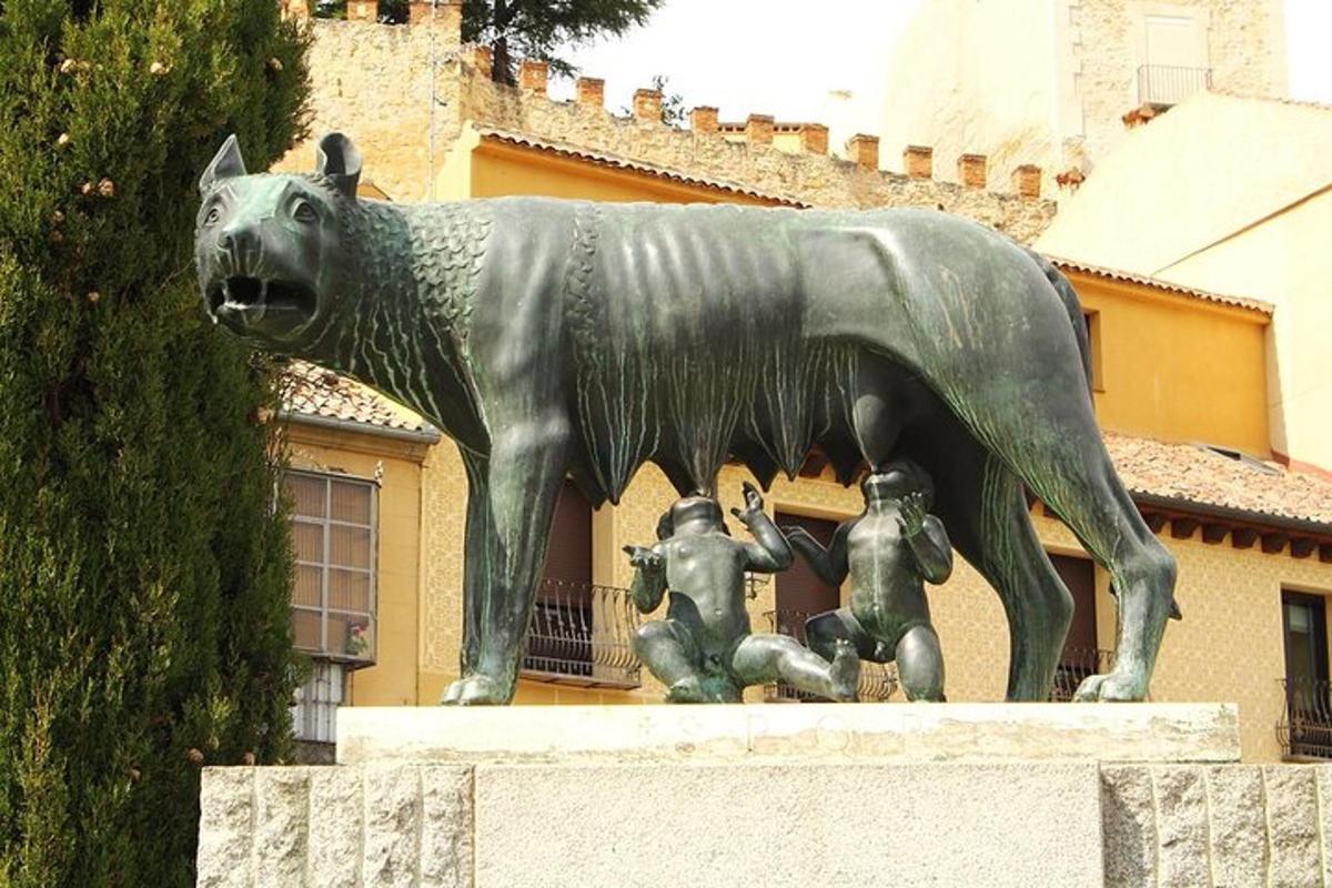 una estàtua d'un ós amb nens davant d'un edifici