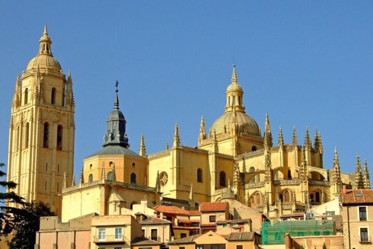 un grande edificio con due torri e una città