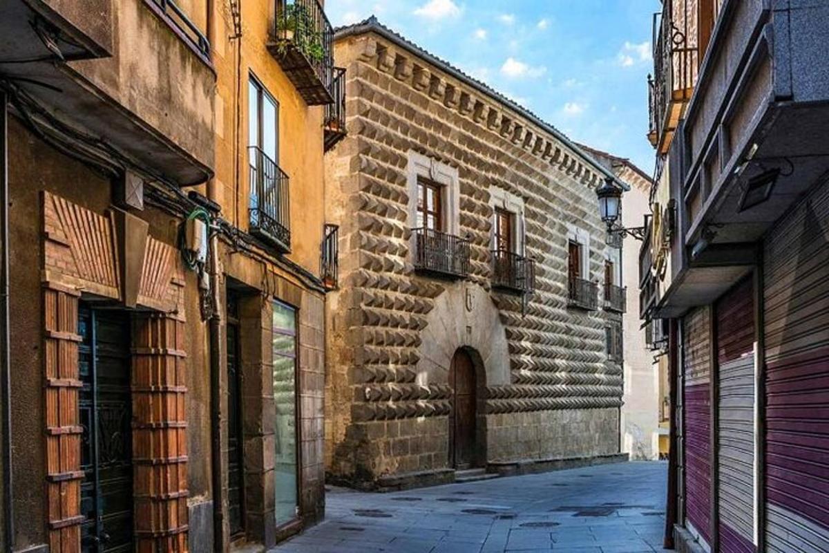 un vicolo in un vecchio edificio in pietra con una porta