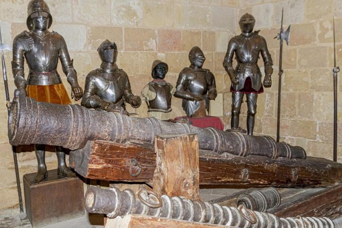 un groupe de statues de personnes debout autour d'un canon