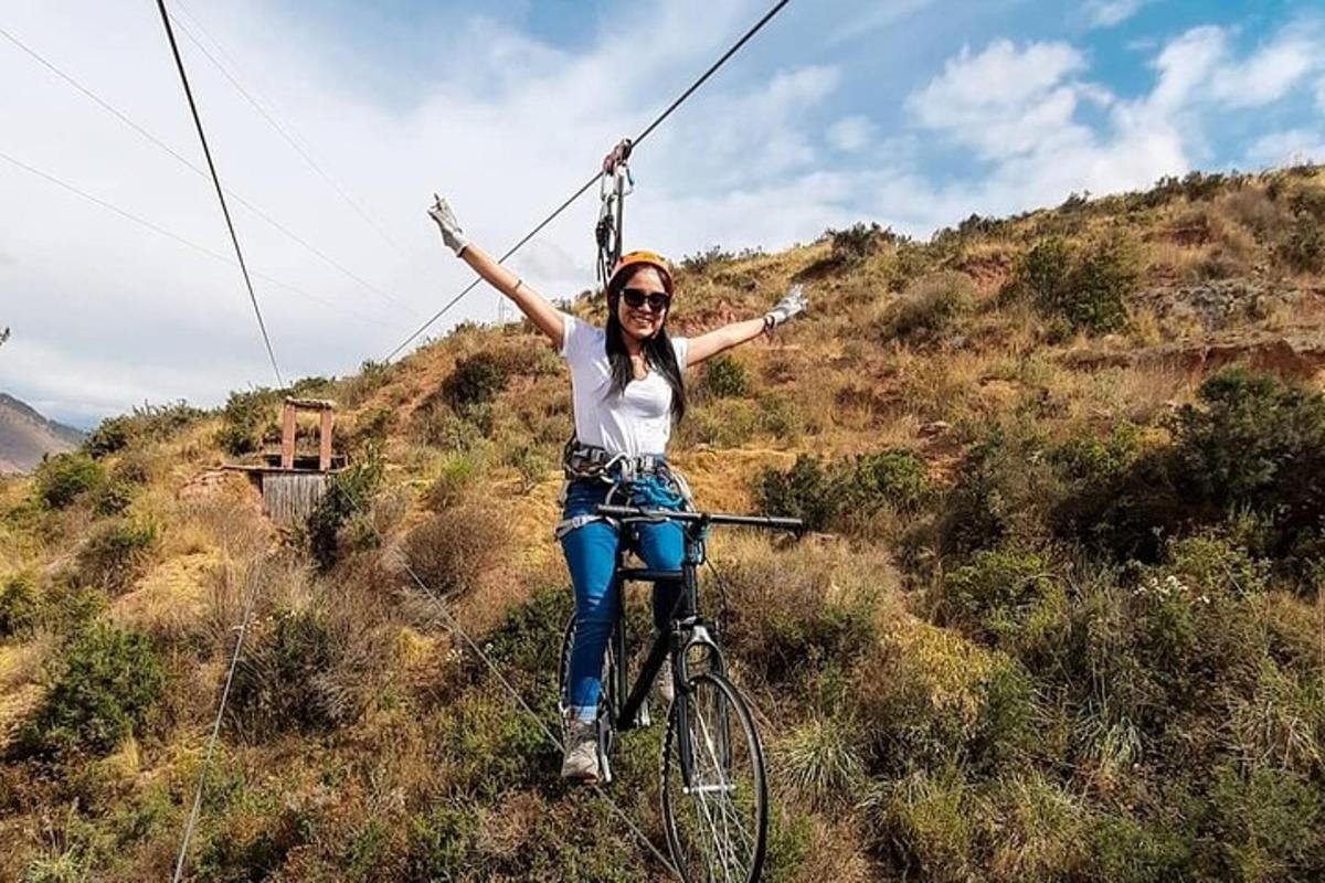 una mujer montando en bicicleta en una tirolina