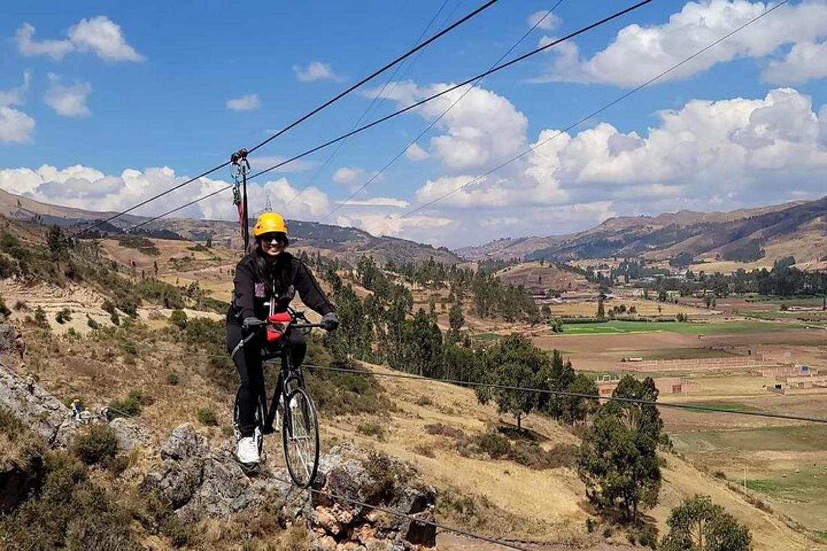 osoba koja vozi bicikl na ziplineu