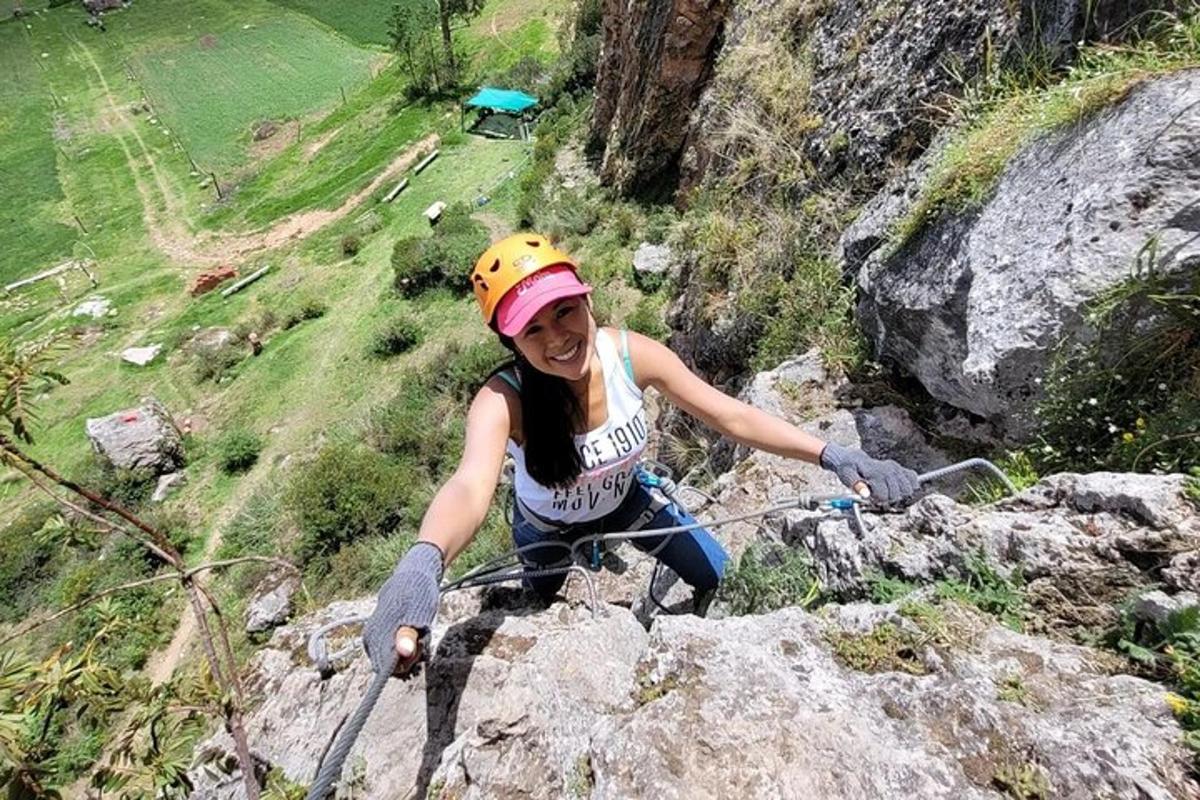 Una joven con casco escalando una roca