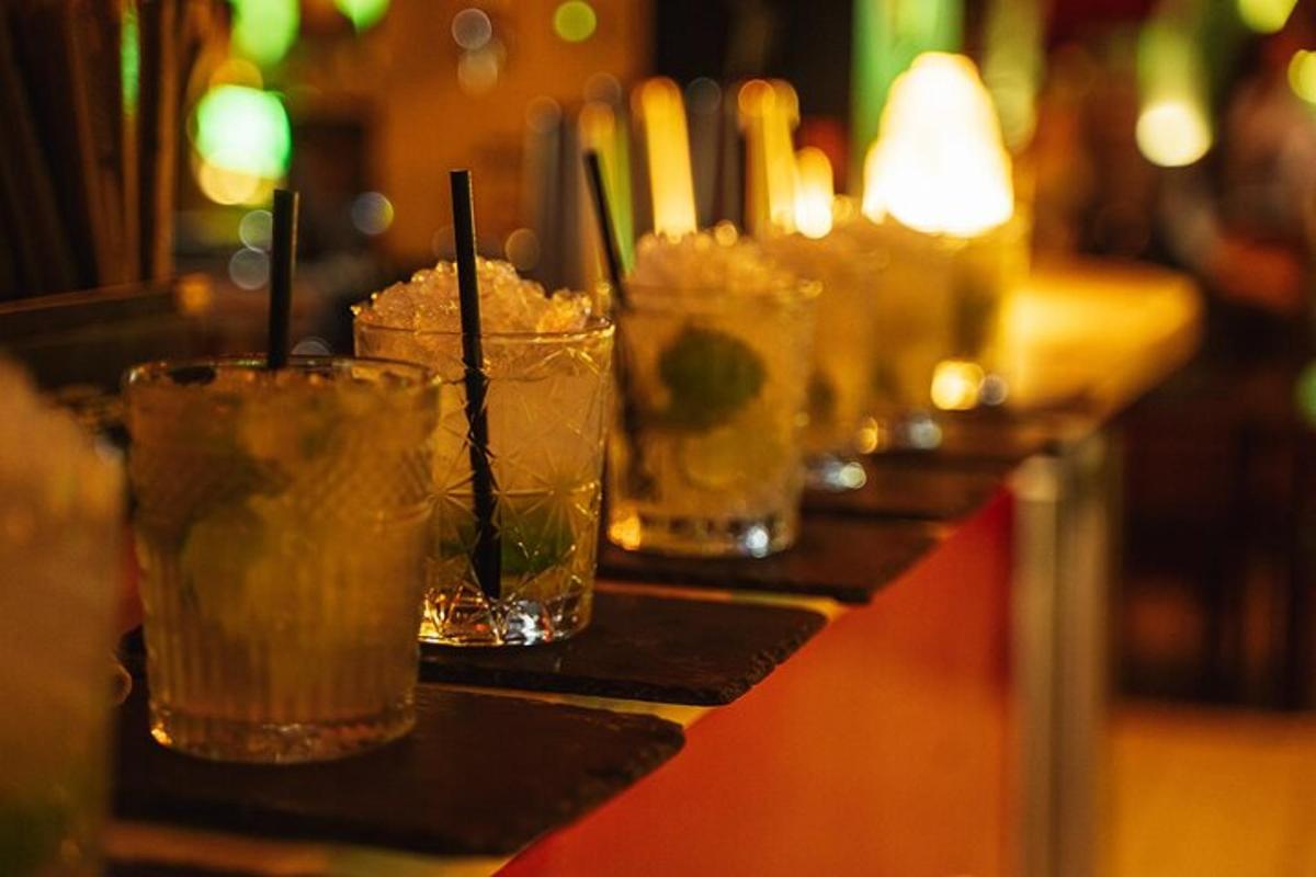 en rad med drinker som sitter på en bar