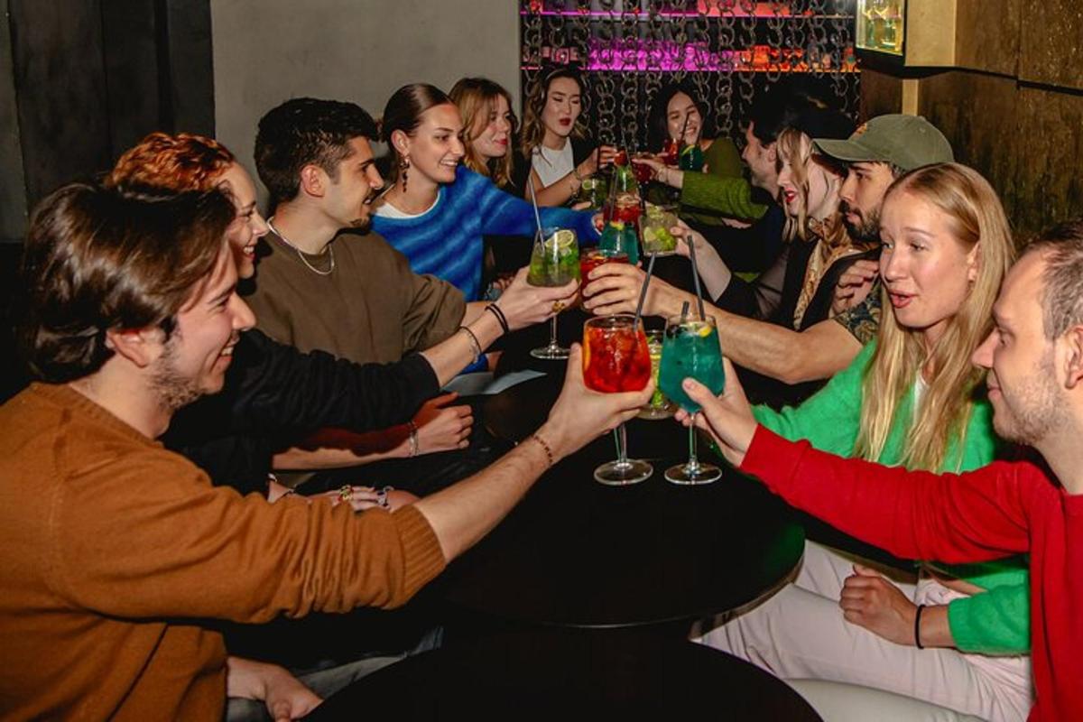 un grup de persones assegudes al voltant d'una taula amb begudes