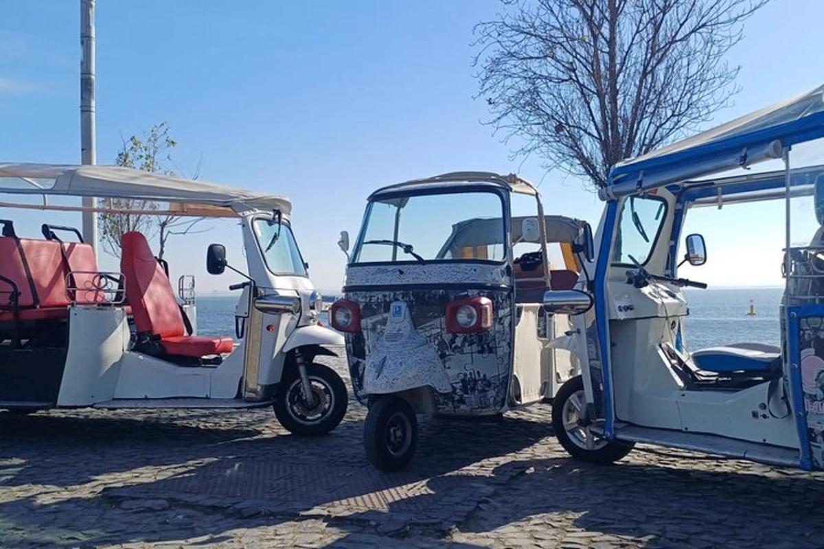 skupina tří golfových vozíků zaparkovaných u vody