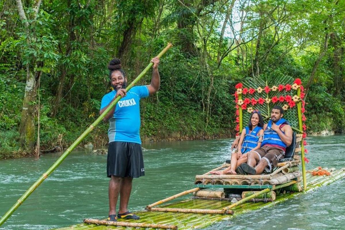 eine Gruppe von Menschen auf einem Floß in einem Fluss
