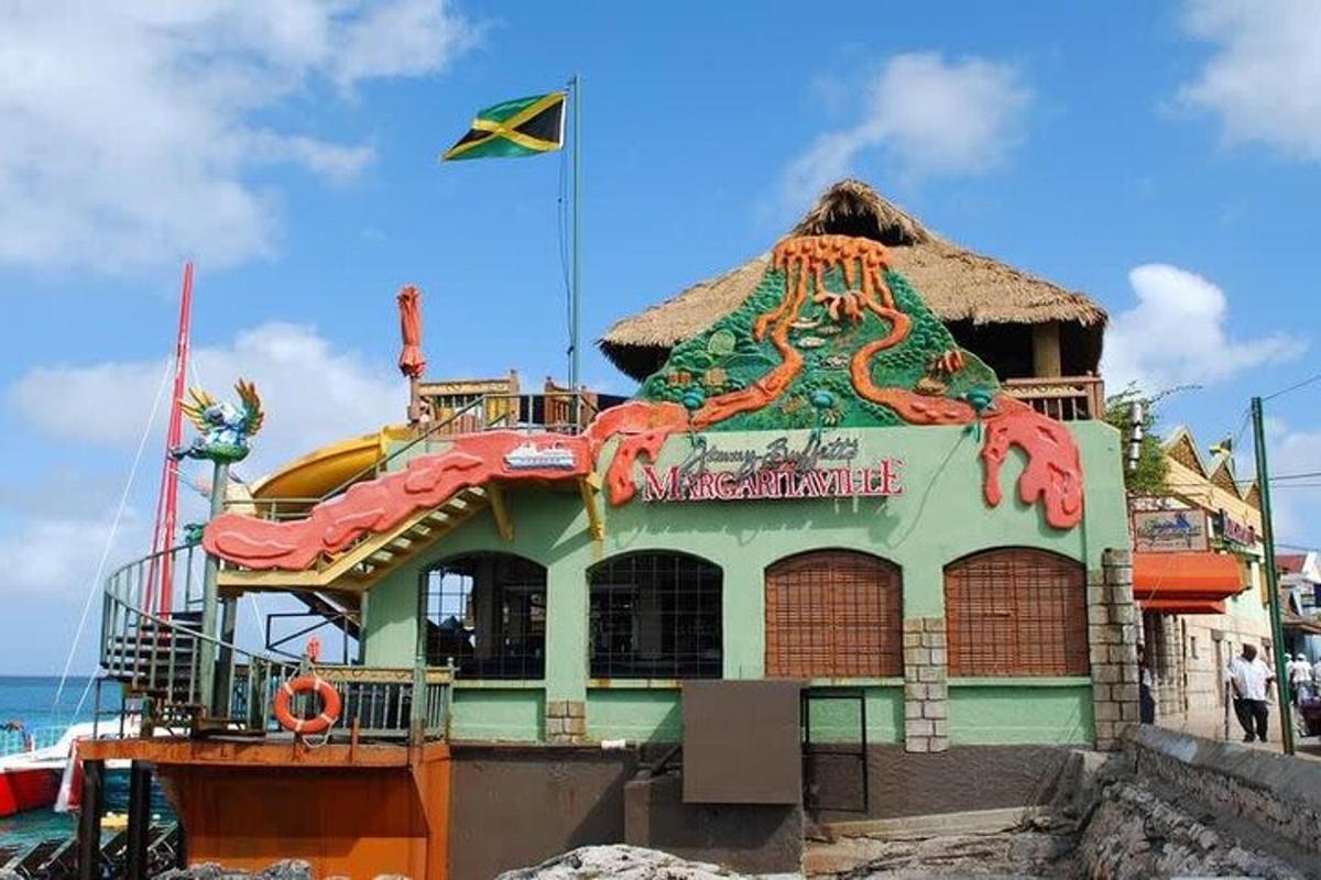 ein Gebäude mit einem Fischrestaurant am Strand