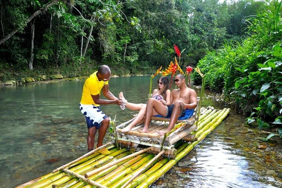 eine Gruppe von Menschen auf einem Bambusfloß im Wasser