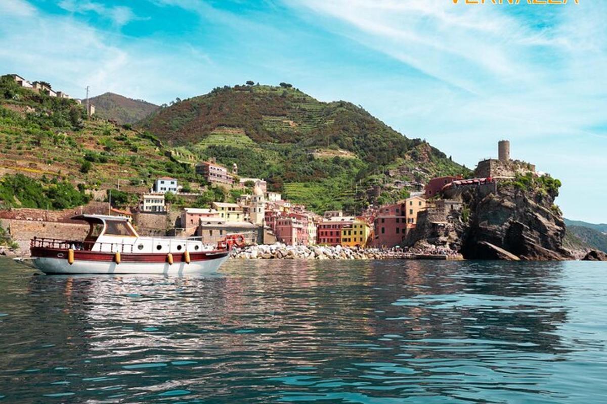 una barca in acqua vicino a una città