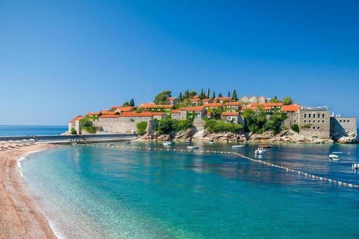 plaža s skupino stavb na obali