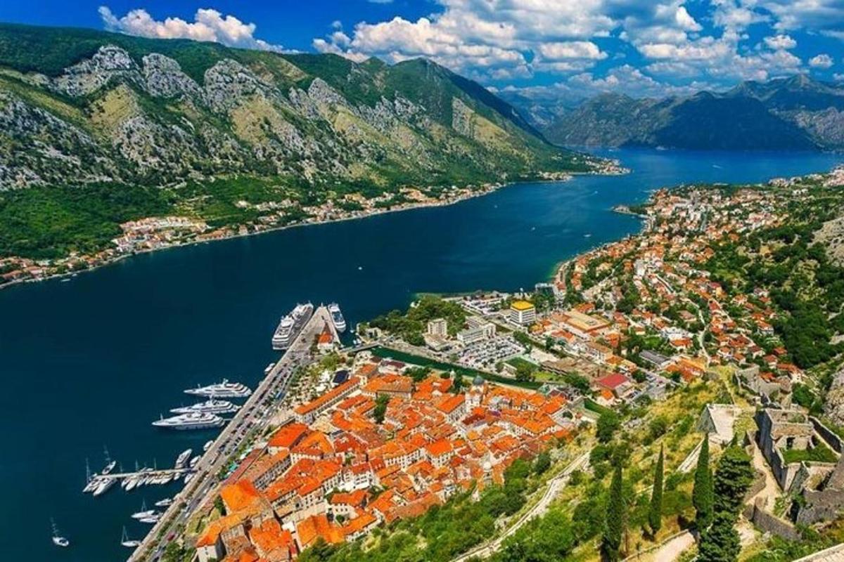zračni pogled na mesto in vodno telo