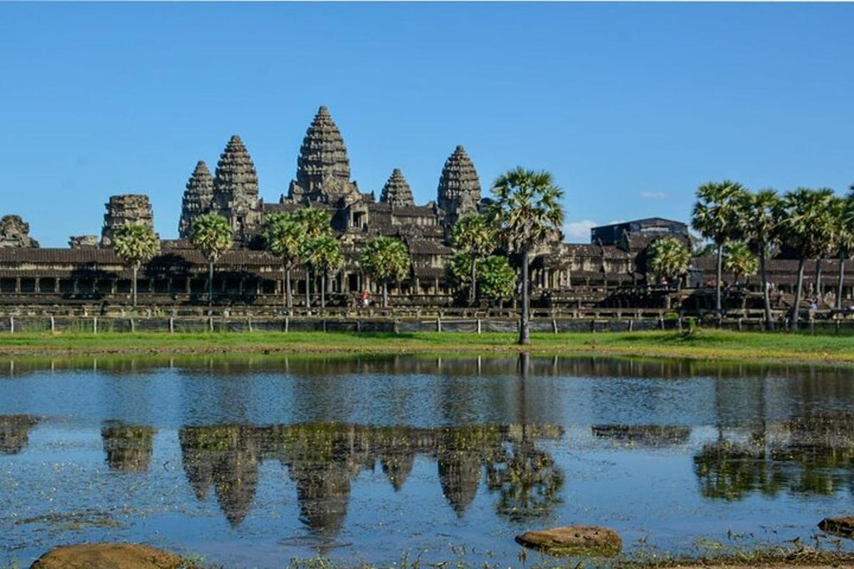 una vista di un tempio con il suo riflesso in un lago