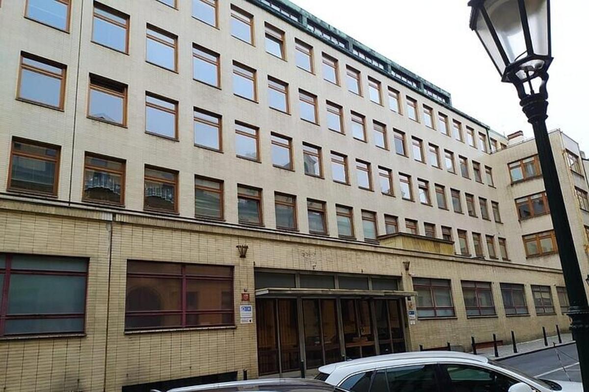 stór bygging með bíl fyrir framan hana