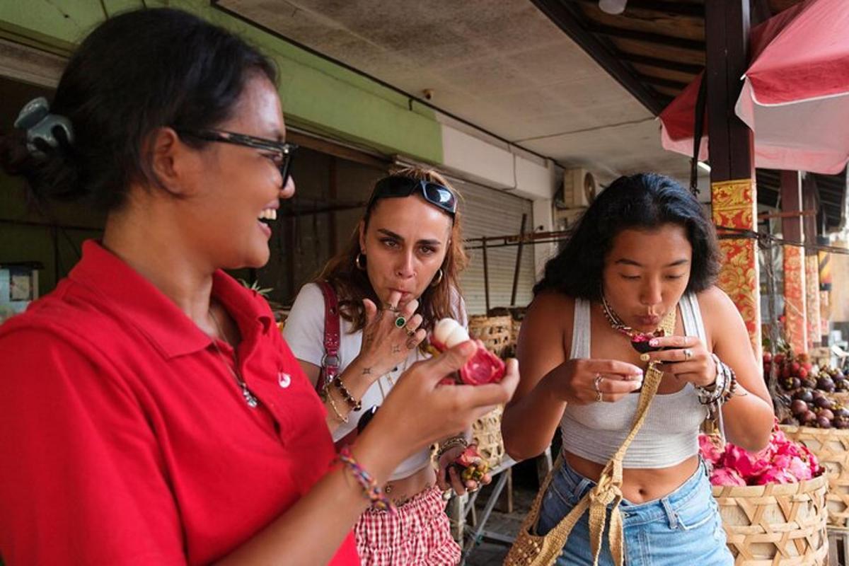 tre donne che guardano i loro cellulari in un mercato