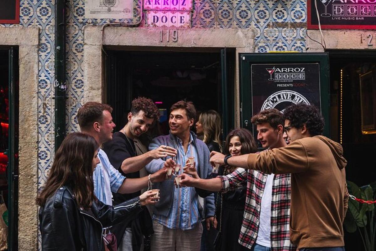 un gruppo di persone che tengono in mano bicchieri di vino
