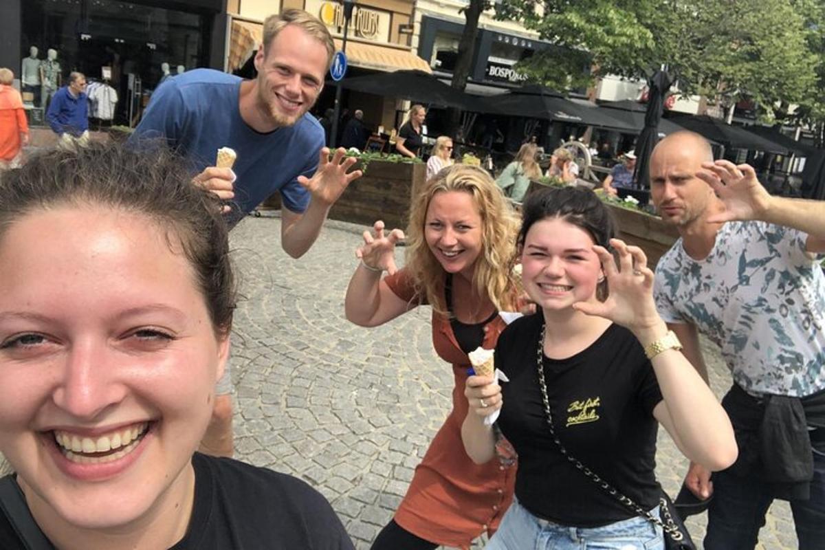 Hópur fólks pósar fyrir mynd með ís